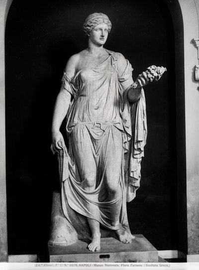 Kvinnlig staty som heter Flora Farnese, 2:a-3:e århundradet e.Kr. (marmor) (s/v foto) av Roman Roman