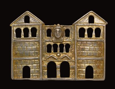 Fibula i form av en trevånings tredelad port av rustikt murverk, c.3:e - tidigt 400-tal e.Kr. (förgyllt silver) av Roman Roman