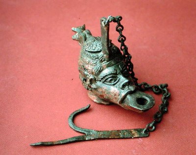 Hängande oljelampa i form av ett afrikanskt huvud, från Belkis (numera Zeugma), Turkiet (brons) av Roman Roman