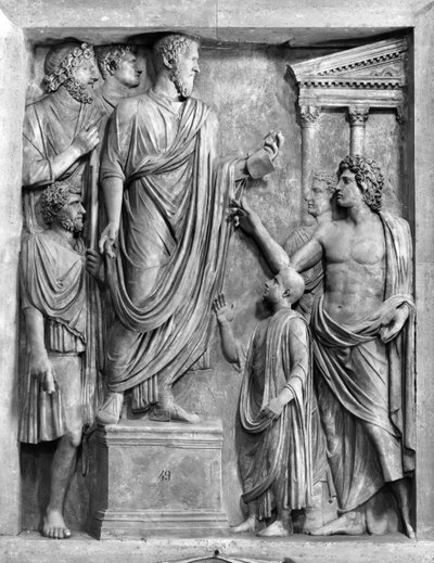 Marcus Aurelius (121-180 e.Kr.) håller ett tal på forumet, eller Hadrianus (76-138 e.Kr.) håller ett begravningstal för Sabine, förmodligen 3:e eller 400-talet e.Kr. (marmor) (s/v foto) av Roman Roman