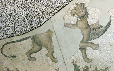 Mosaik föreställande ett lejon Griffon, Arasta Bazaar, Sultan Ahmet-moskén, Istanbul. av Roman Roman