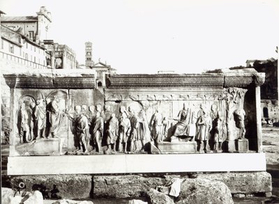 Pluteus av Trajanus med skildringar av Institutio Alimentaria (marmor) (s/v foto) av Roman Roman