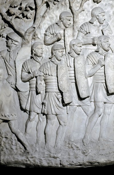 Romersk konst: "" Romerska legionärer redo för strid"" Form från 1862 som reproducerar basrelieferna av Trajanus kolumn (kolonn Trajane) (Colonna Traiana) i Rom byggd under kejsar Trajanus regeringstid (53-117). Trajane-kolonnen firar segern av Roman Roman