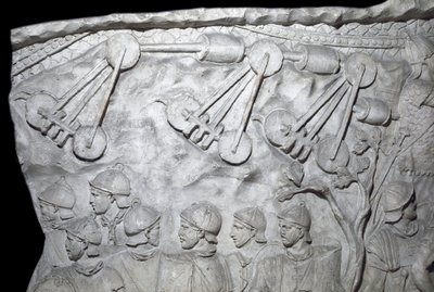 Romersk konst: "" Krigsmaskiner under andra kriget"" Form från 1862 som återger basrelieferna av Trajanus kolumn (kolonn Trajanus) (Colonna Traiana) i Rom byggd under kejsar Trajanus regeringstid (53-117). Trajane-kolonnen firar segern av Roman Roman