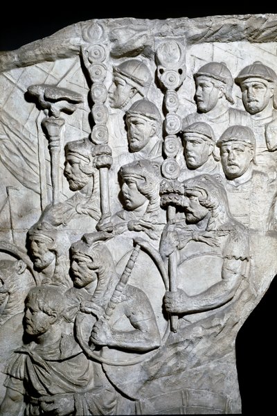 Romersk konst: "" Krigare som bär Vexillum (romerska banderoller)"" Form från 1862 som återger basrelieferna av kolonn Trajanus (Trajanus kolumn) (Colonna Traiana) i Rom byggd under kejsar Trajanus (53-117) regeringstid. Trajane-kolumnen firar minnet av v av Roman Roman