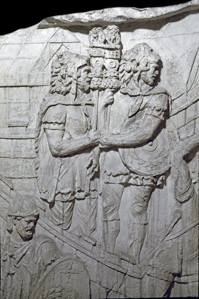 Romersk konst: "" Krigare som bär den romerska örnen (Aquiliferes)"" Form från 1862 som reproducerar basrelieferna av Trajanus kolumn (kolonn Trajanus) (Colonna Traiana) i Rom byggd under kejsar Trajanus (53-117) regeringstid. . Trajane-kolonnen firas av Roman Roman