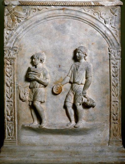 Romersk konst: gravaltare visar två tjänare som bär föremål för offer. Låg lättnad. Rom, Museo Nazionale Romano av Roman Roman