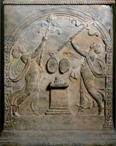 Romersk konst: begravningsaltare som representerar två dansande menader. Låg lättnad. Rom, Museo Nazionale Romano av Roman Roman