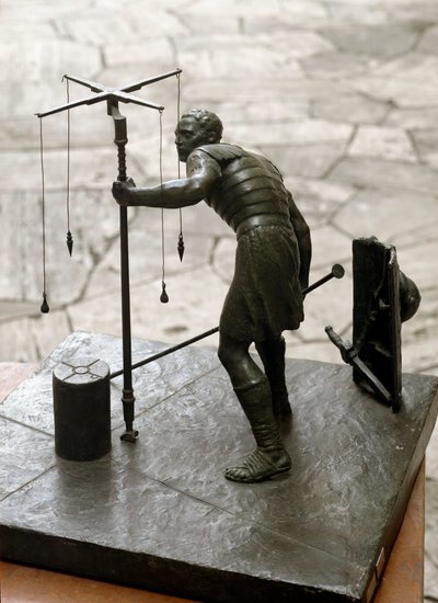 Romersk konst: "" gromatikern"" En lantmätare (agrimeners) mäter landet med hjälp av en groma (gruma). Bronsskulptur. Rom, museum för romersk civilisation av Roman Roman