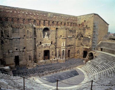 Romersk konst: utsikt över den romerska teatern i staden Orange (Vaucluse). av Roman Roman