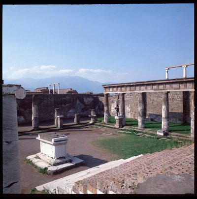 Romersk konst: Utsikt över Apollontemplet vid den arkeologiska platsen i Pompeji (4:e århundradet f.Kr.-2:a århundradet f.Kr.) Italien av Roman Roman