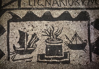 Romersk handelsmarin och fyr, antika Ostia (Ostia), Piazza delle Corporazioni. av Roman Roman