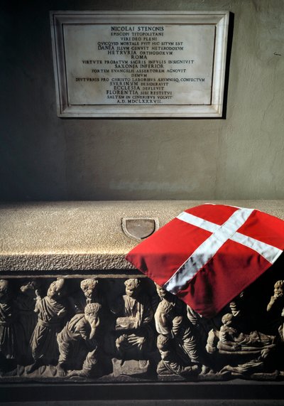 Romersk sarkofag används som grav av Niccolo Stenone (Niels Stensen eller Steensen) (1638-1686) anatom och geolog (romersk sarkofagen användes som grav av Stensen (Nicolai Steno)) Florens, kyrkan San Lorenzo (kyrkan av St Lawrence) Italien av Roman Roman