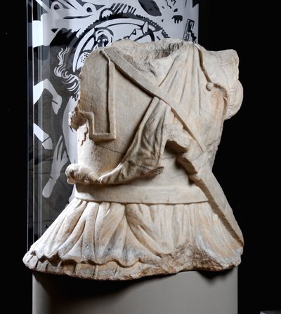 Skulpterad torso av en kavallerist (marmor) (se även 371176) av Roman Roman