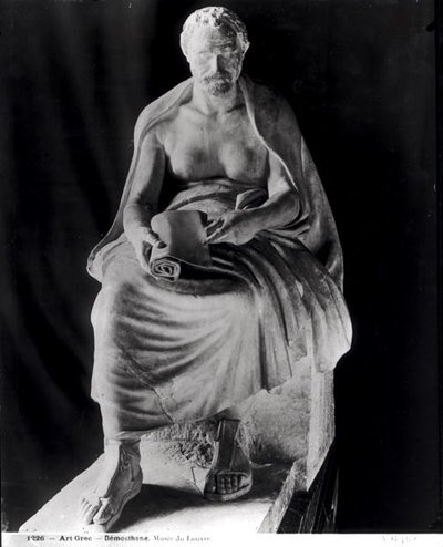 Sittande filosof, huvudet tros vara Demosthenes (384-322 f.Kr.) (läggs till senare) från villa Montalto-Negroni (marmor) (s/v foto) av Roman Roman