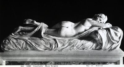 Sovande hermafrodit (marmor) (s/v foto) av Roman Roman