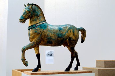 Staty av en av de fyra triumferande quadrigahästarna i San Marco (brons) av Roman Roman