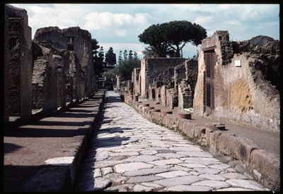 Gata som går ner mot lido, 500-talet f.Kr.-1:a århundradet e.Kr av Roman Roman