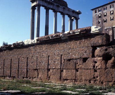 Rostres av Forum Romanum. Rom av Roman Roman