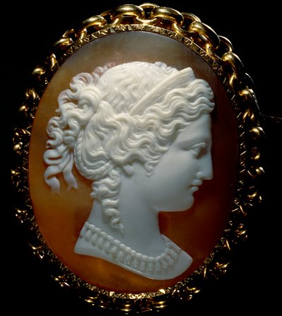 Porträtt av en kvinnlig profil; cameo på sardonice, infattad i guld av Roman School