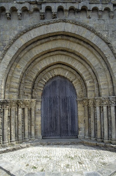 1100-talskyrka med en vacker Poitevine-fasad (romansk stil). Chaize-Giraud i Vendée (85). av Romanesque