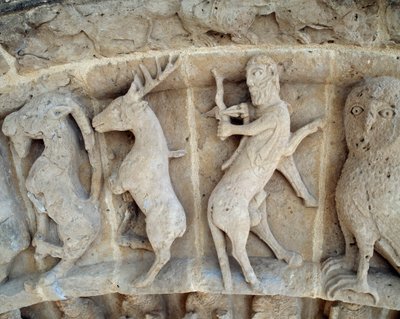 En skytt. Detalj av skulpturer av den södra portalen av Romanesque