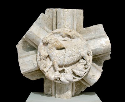 Ett lamm, valv av Saint Laurent Chapel (St. Lawrence), försvann i flera år och ursprungligen beläget ovanför Cistercienserklostret Fontenay (klostret Fontenay, Bourgogne, Frankrike: slutsten som representerar ett lamm) av Romanesque