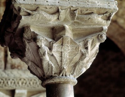 Kapital som representerar det härliga korset (skulptur av Romanesque