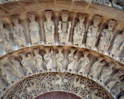 Detalj av skulpturer av den södra portalen av Romanesque