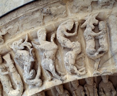Detalj av skulpturer av den södra portalen av Romanesque