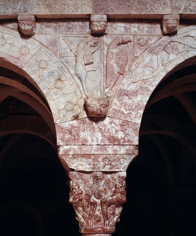 Detalj av symboler för evangelisterna John och Marc, ristade på Priory-tribunen av Romanesque