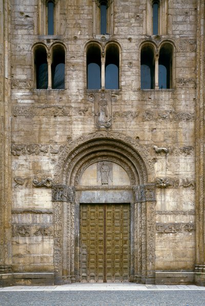 Detalj av fasaden med basilikans portal av Romanesque