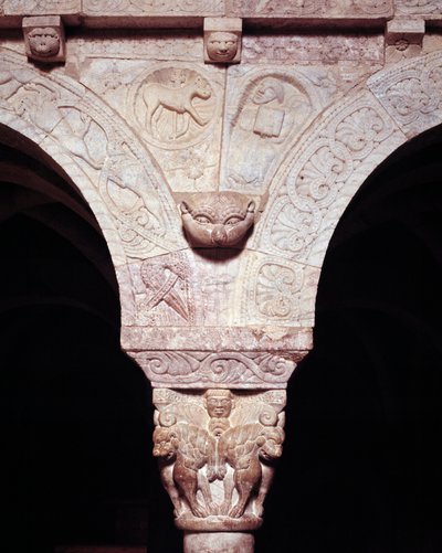 Detalj av Guds lamm och symbol för evangelisten Luke, ristad på tribunen av Priory av Romanesque