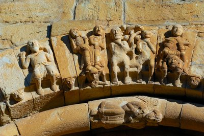 Fasad av kyrkan Saint Maria de Covet, Isona, Spanien, detalj av Romanesque