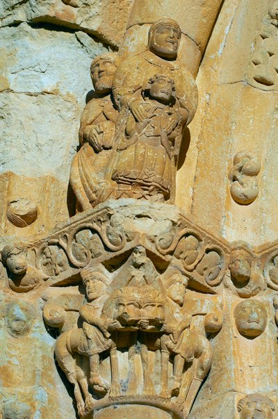Fasad av kyrkan Saint Maria de Covet, Isona, Spanien, detalj av en huvudstad av Romanesque