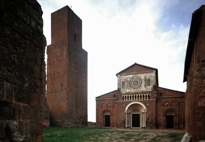 Fasad och torn av kyrkan St Peter (san Pietro), byggd omkring 1250 och restaurerad 1870, Tuscania, Italien av Romanesque
