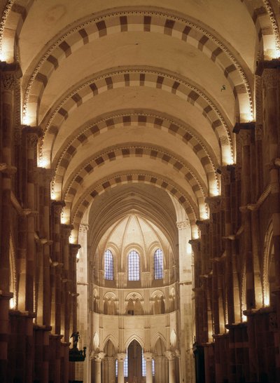 Interiör av katedralen i Vezelay av Romanesque