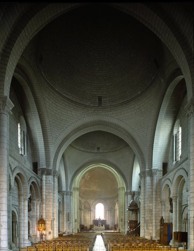 Invändig utsikt över Cathedrale Saint Pierre (Saint Pierre) av Romanesque