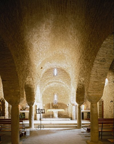 Invändig utsikt över klostret av Romanesque