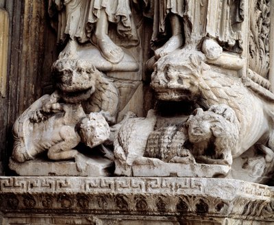 Monster. Snittet stöd av en pelare av Romanesque