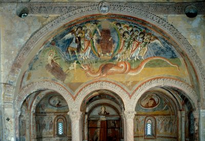 Representation av apokalypsen: änglarna genomborrar med sina pilar monstret med sju huvuden av Romanesque