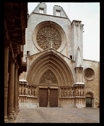 Romansk och gotisk konst: fasaden av Cathedrale Sainte Thecle (Sainte-Thecle) i Tarragona av Romanesque