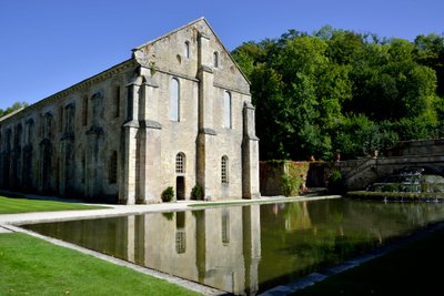 Romansk arkitektur: exteriör vy av smedjan av cistercienserklostret Fontenay, Bourgogne, sent 1100-tal (Abbey of Fontenay, Bourgogne, Frankrike: smedjan, slutet av 1100-talet) av Romanesque