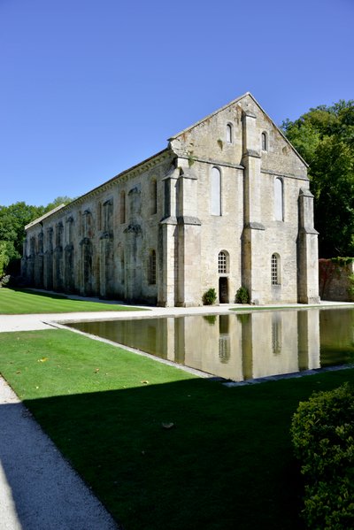 Romansk arkitektur: exteriör vy av smedjan av cistercienserklostret Fontenay, Bourgogne, sent 1100-tal (Abbey of Fontenay, Bourgogne, Frankrike: smedjan, slutet av 1100-talet) av Romanesque