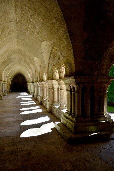 Romansk arkitektur: galleri för kloster i cistercienserklostret Fontenay, Bourgogne av Romanesque
