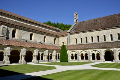 Romansk arkitektur: utsikt över klostret och byggnaderna i cistercienserklostret Fontenay, Bourgogne av Romanesque