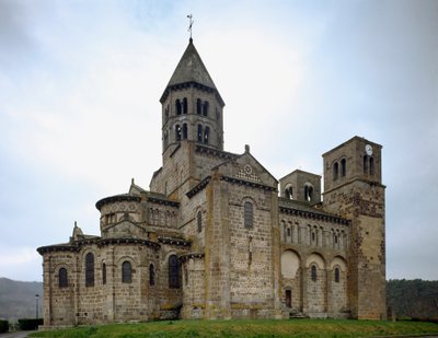 Romansk konst: utsikt över kyrkan Saint-Nectaire (1100-talet). av Romanesque