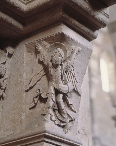 Södra portalen: en ängel förmedlar de goda nyheterna (ängel med en olifant) (skulptur) av Romanesque