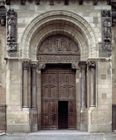 Södra portalen av basilikan av Romanesque