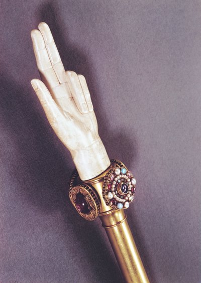 Rättvisans hand av Frankrikes kungar, från skatten St. Denis (elfenben och ädelstenar) (se även 110931) av Romanesque